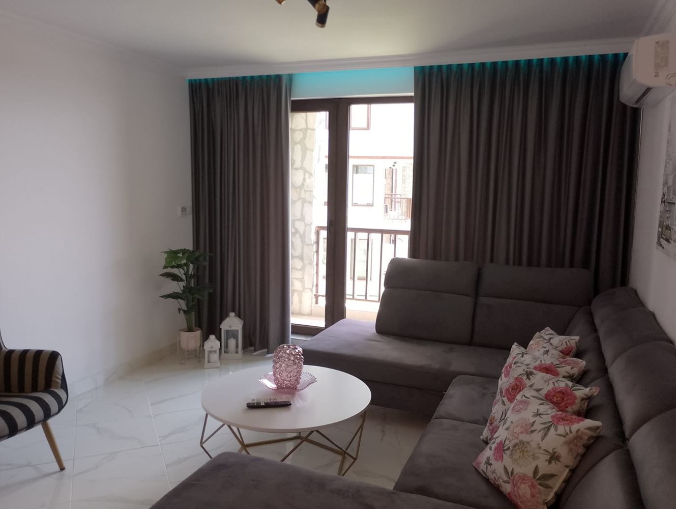 Luxusní třípokojový byt v prestižním komplexu se zelení a bazény ve městě Sveti Vlas