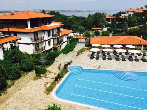 Prostorný apartmán se dvěma ložnicemi a výhledem na moře v komplexu u Sozopolu – pohodlí, příroda a klid v jednom