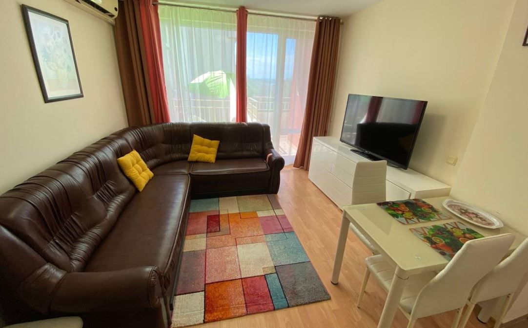 Prostorný apartmán s jednou ložnicí v moderním komplexu na Slunečném pobřeží – komfort, zeleň a vybavení pro obyvatele