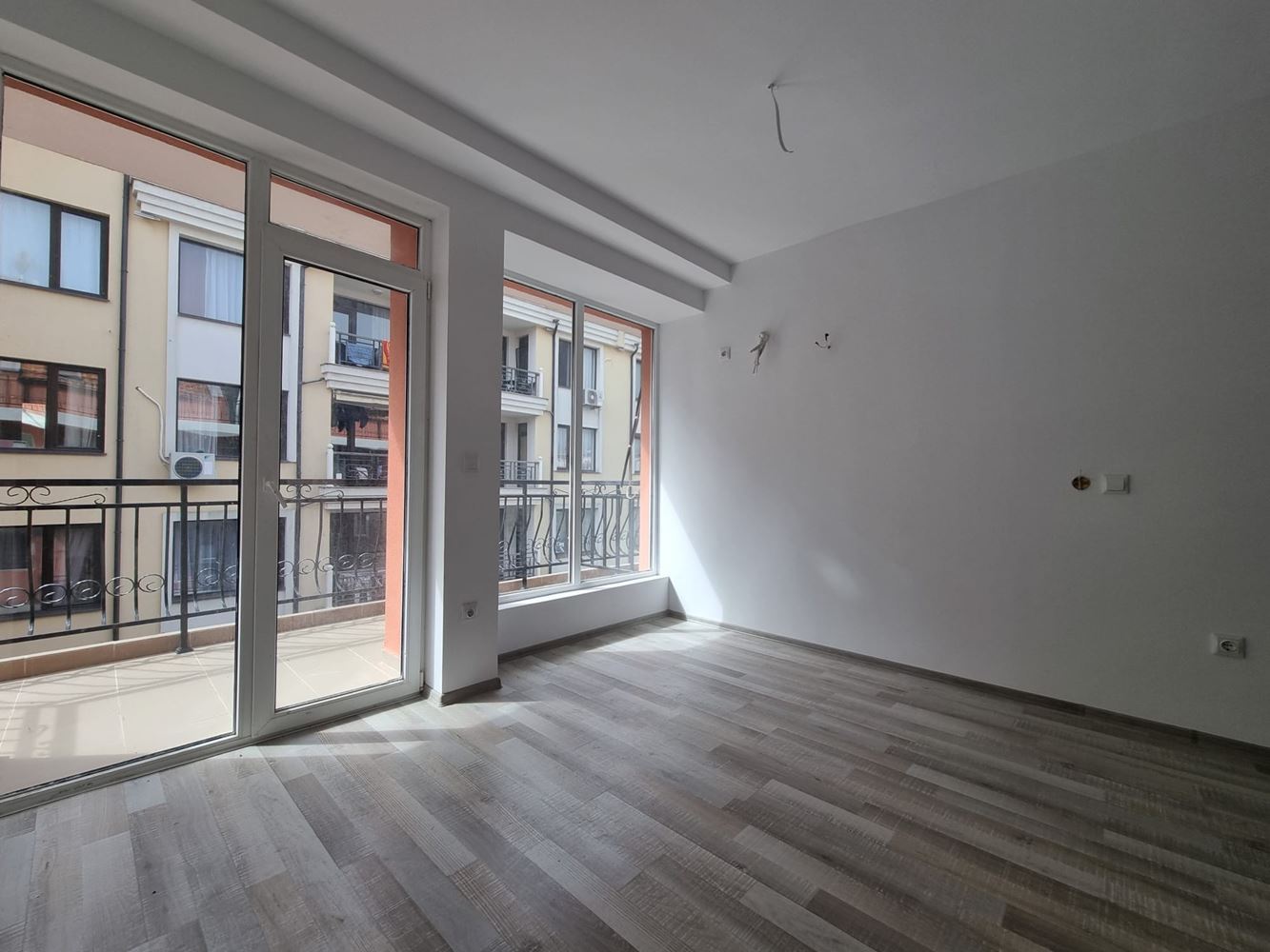 Byt s jednou ložnicí ve Sveti Vlas bez poplatku za údržbu – komfort a klid 400 m od moře