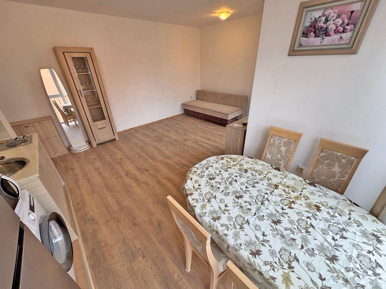 Byt s jednou ložnicí s výhledem na bazén v prestižním komplexu v Slunečném pobřeží