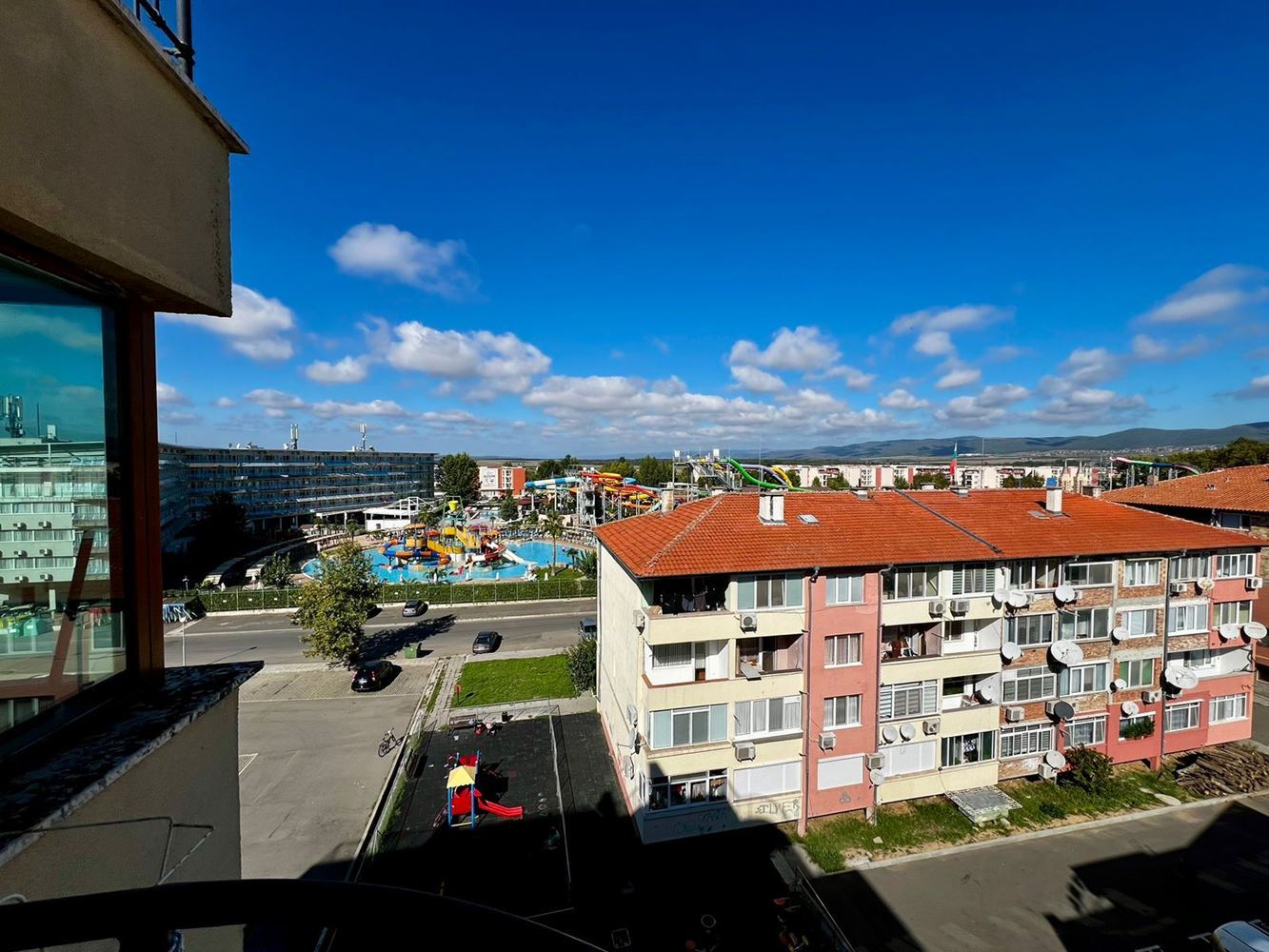 Útulný byt se dvěma ložnicemi v ideálním centru Slunečného pobřeží – komfort, bezpečnost a výborná investice