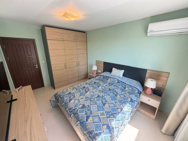 Prostorný apartmán se 2 ložnicemi v první linii u moře s čelním panoramatickým výhledem na moře