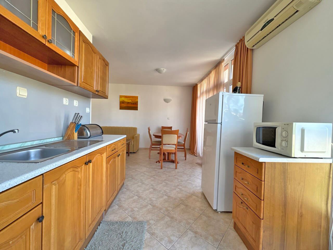 Zařízený apartmán s výhledem na bazén v klidné zelené oblasti Slunečného pobřeží