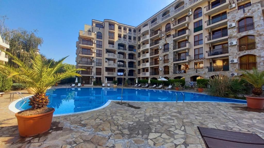 Prostorný apartmán se dvěma ložnicemi s vynikajícím potenciálem na Slunečném pobřeží – 110 m² komfortu a funkčnosti