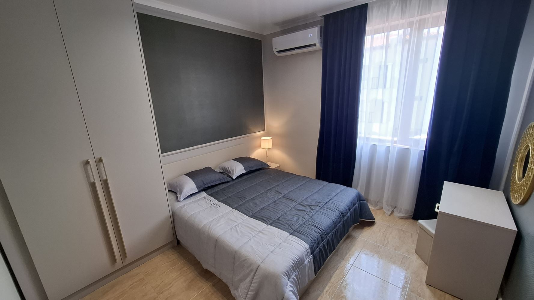 Luxusní apartmán se dvěma ložnicemi v první linii u moře ve Svatém Vlasu – jedinečná mořská atmosféra a prestižní komfort