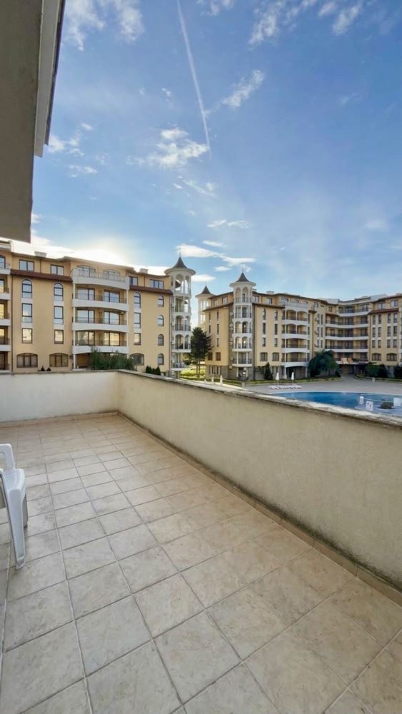 Prostorný apartmán s jednou ložnicí, velkou terasou a výhledem na bazén v Sunny Beach
