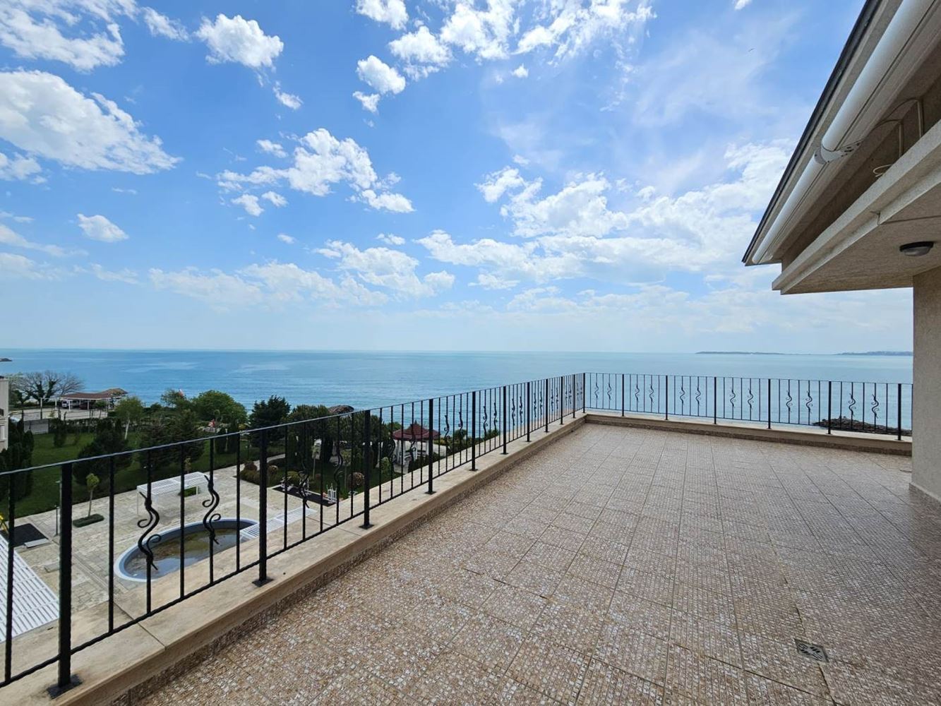 Sveti Vlas – apartmán se třemi ložnicemi s přímým panoramatickým výhledem na moře v komplexu na první linii