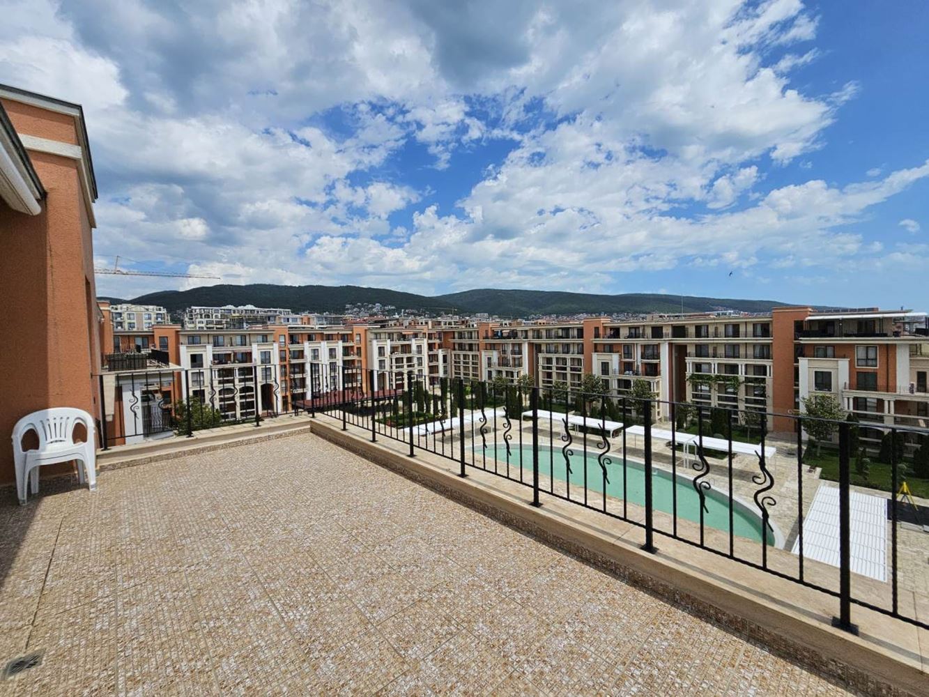 Sveti Vlas – apartmán se třemi ložnicemi s přímým panoramatickým výhledem na moře v komplexu na první linii