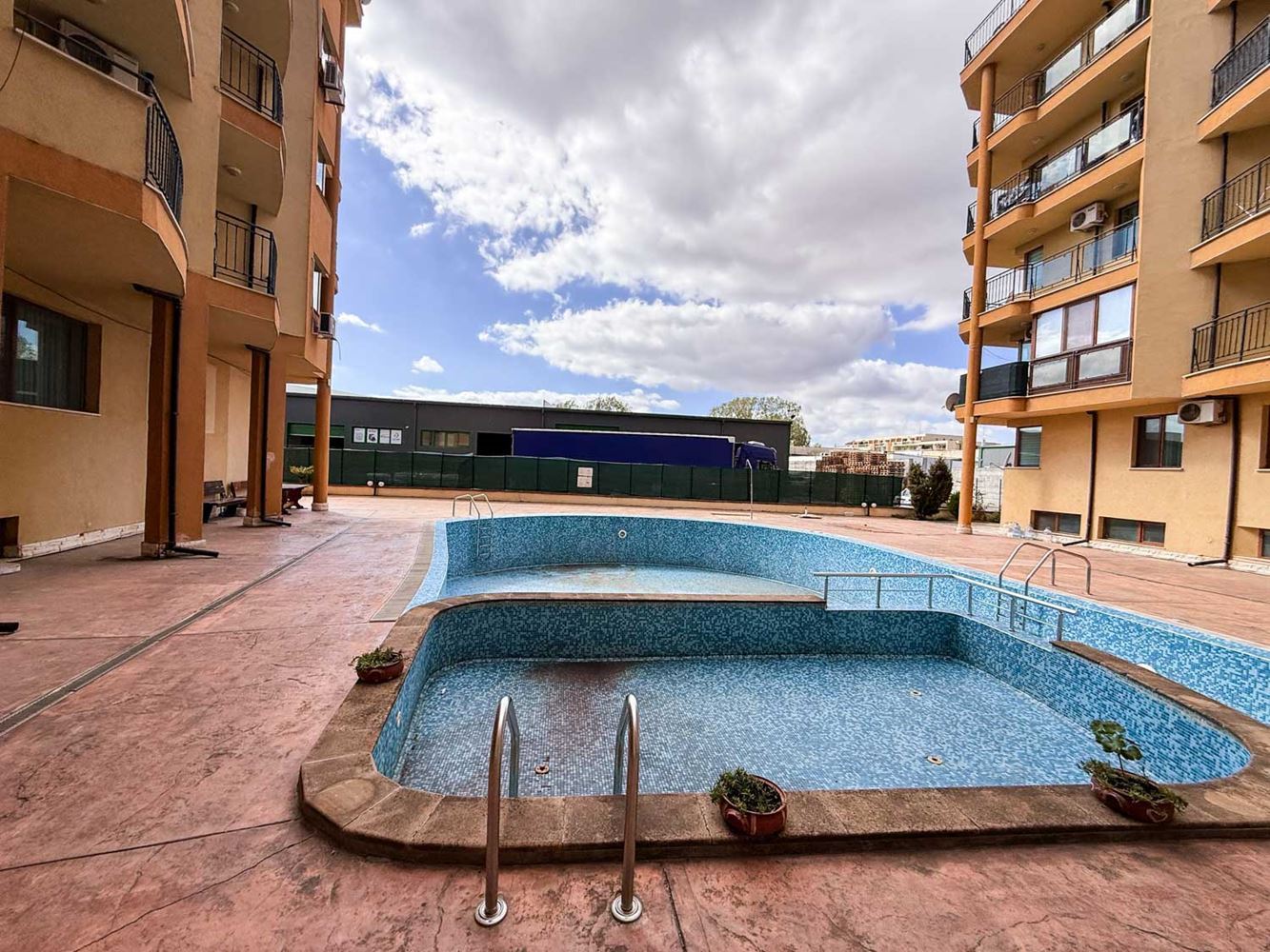 Sluneční pobřeží: útulný apartmán s jednou ložnicí s nízkým poplatkem za údržbu