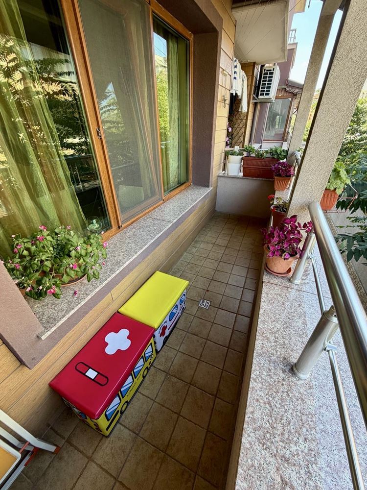 Sarafovo – prostorný apartmán s jednou ložnicí, Aktem 16, minimálním poplatkem za údržbu a kompletním vybavením