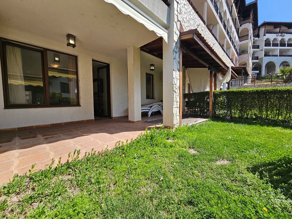 Luxus na první linii – stylový byt s verandou, soukromou zahradou a výhledem na moře ve Sveti Vlas