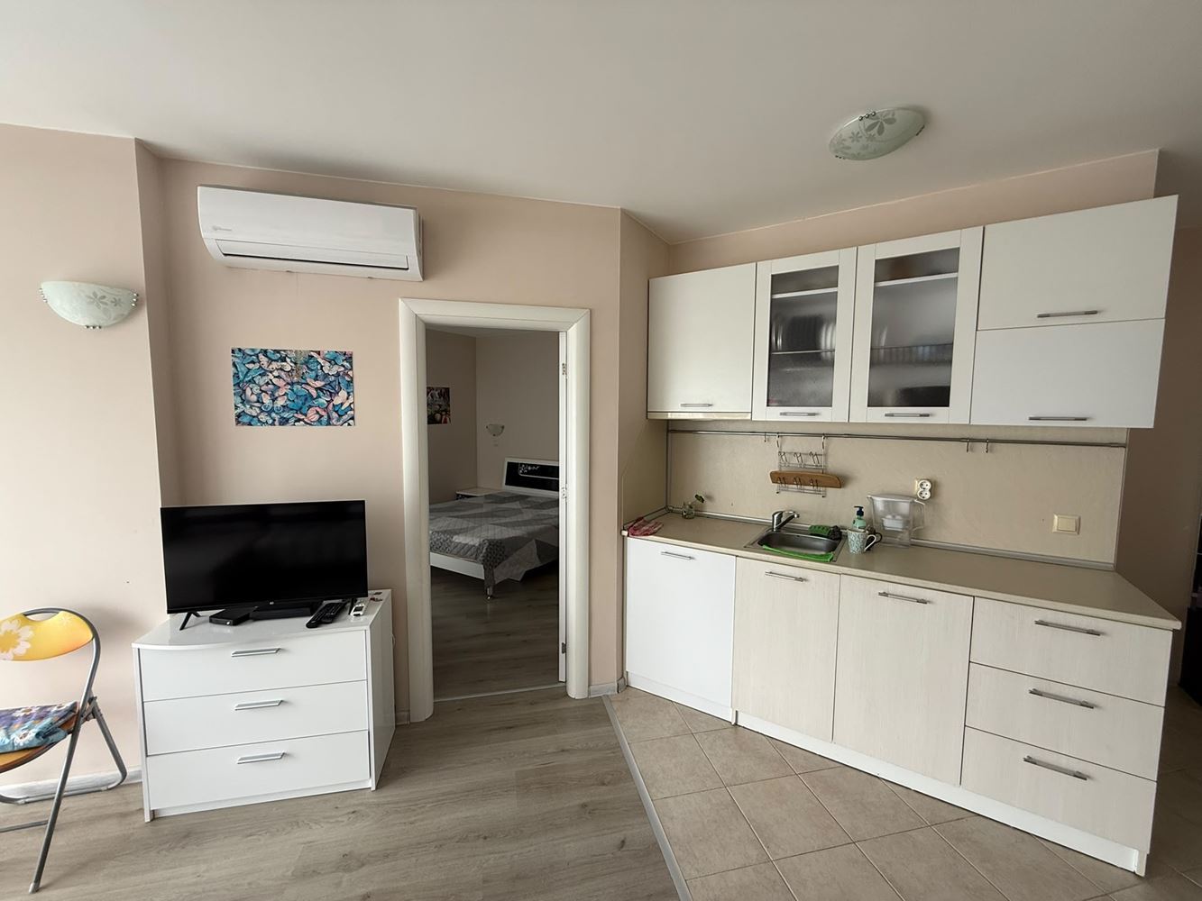 Apartmán s jednou ložnicí uprostřed zeleně v komplexu s bazénem a dětským hřištěm