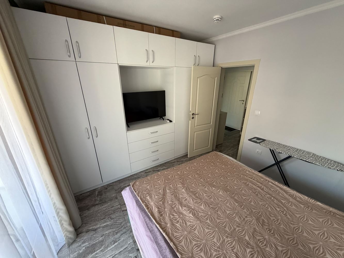 Byt s jednou ložnicí na první linii u moře v Nesebaru – komfort, prestiž a jedinečné výhledy