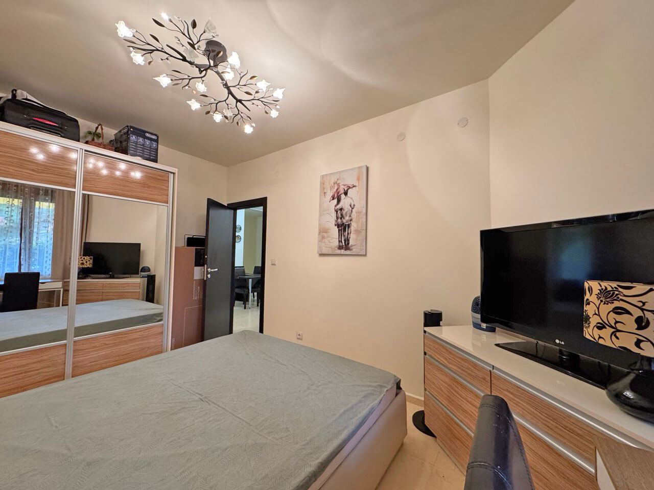 Elegantní apartmán s jednou ložnicí na první linii u moře ve Sveti Vlas s přímým vstupem do zahrady a k bazénu