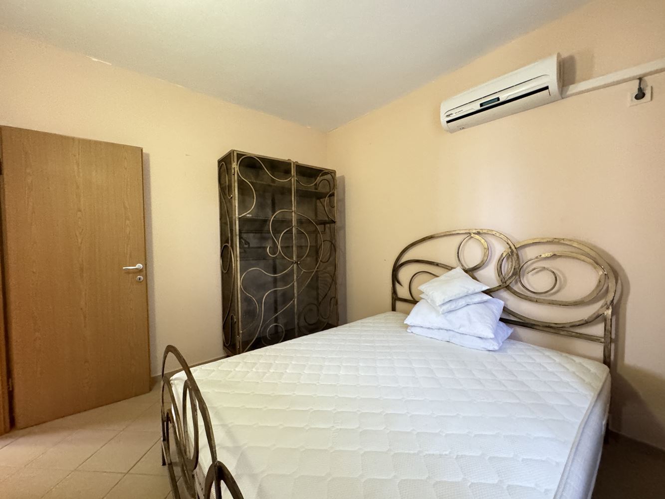 Prostorný apartmán se dvěma ložnicemi v první linii u moře ve Sveti Vlasu – výhled na moře a bazény