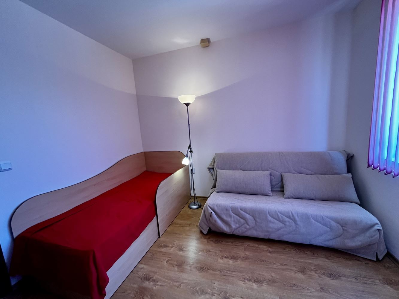 Mořský komfort a klid v blízkosti Nesebaru! Zařízený apartmán s jednou ložnicí s výhledem na bazén v luxusním uzavřeném komplexu