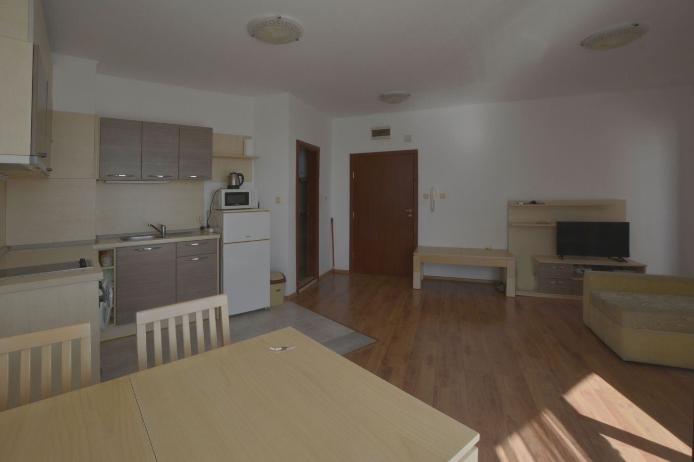 Apartmán s jednou ložnicí 100 metrů od pláže na Slunečném pobřeží – top lokalita a skvělá investice