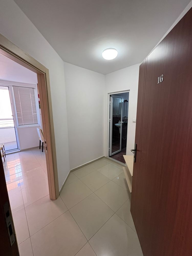 Zařízené studio s jižní orientací 400 metrů od moře v Pomorie