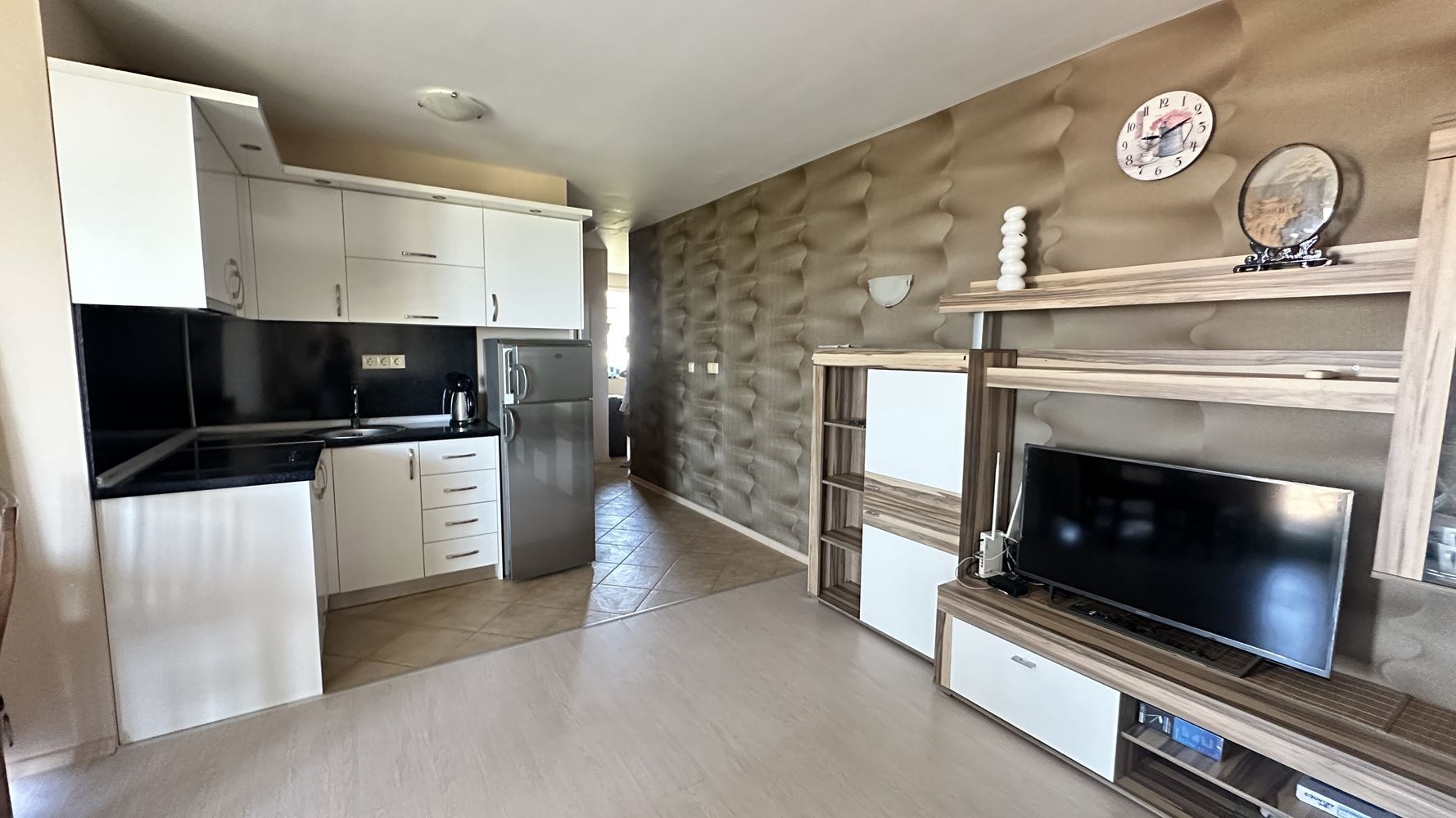Prostorný apartmán s jednou ložnicí a panoramatickým výhledem na moře v Černomorci – připravený domov u moře