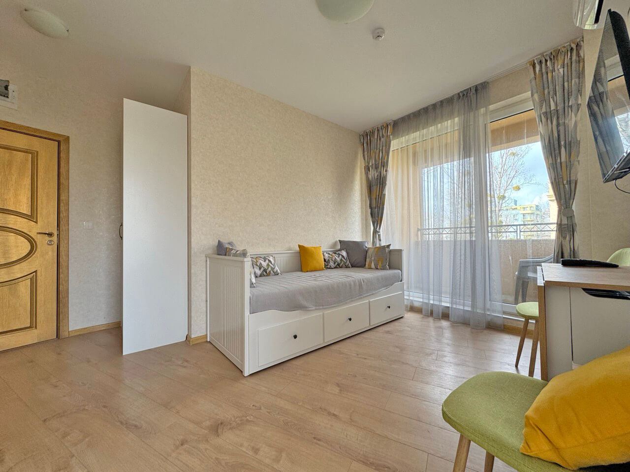 Světlé studio v luxusním komplexu – skvělý komfort u bazénu