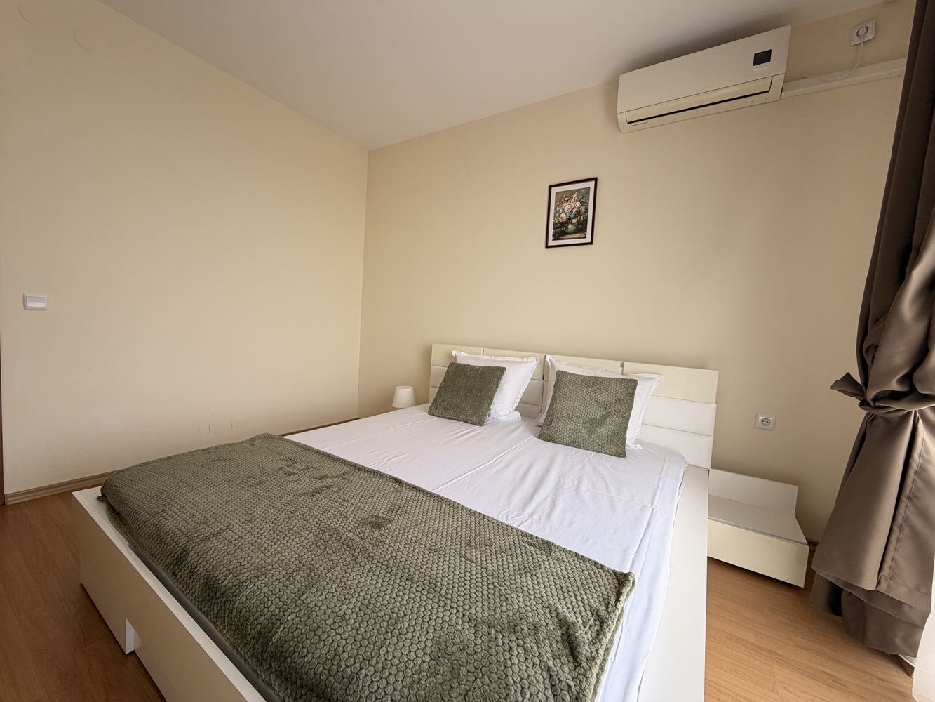 Prostorný apartmán se dvěma ložnicemi ve Slunečném pobřeží – panoramatický výhled a klidná lokalita