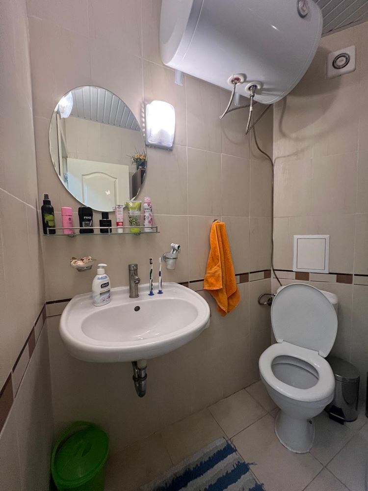 Prostorný apartmán s jednou ložnicí 5 minut od pláže v Slunečném pobřeží – zařízený a připravený k nastěhování