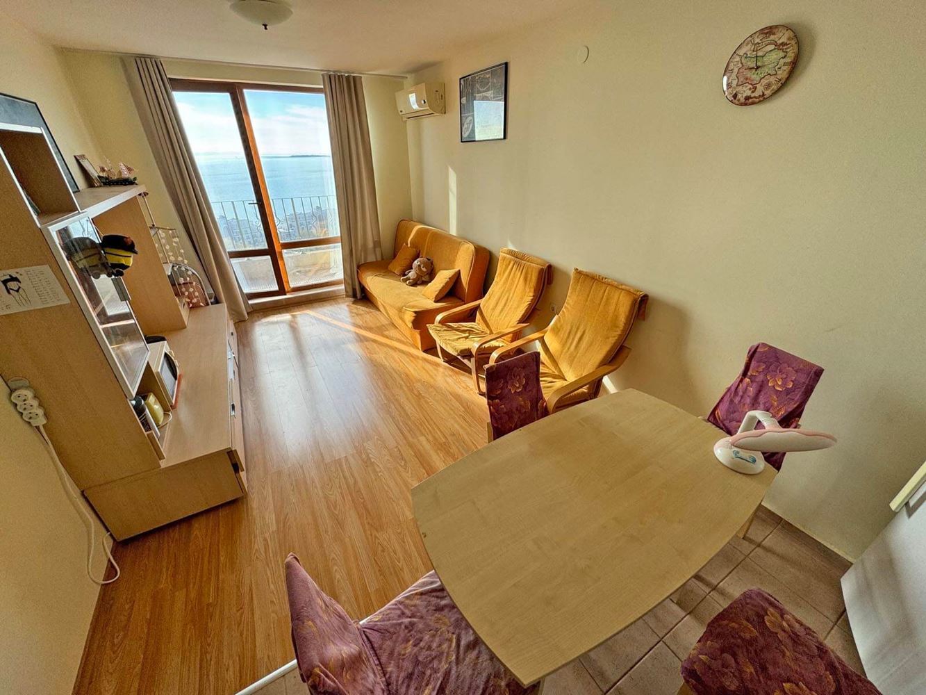 Prostorný apartmán se dvěma ložnicemi s panoramatickým výhledem na moře a hory – připraven k nastěhování