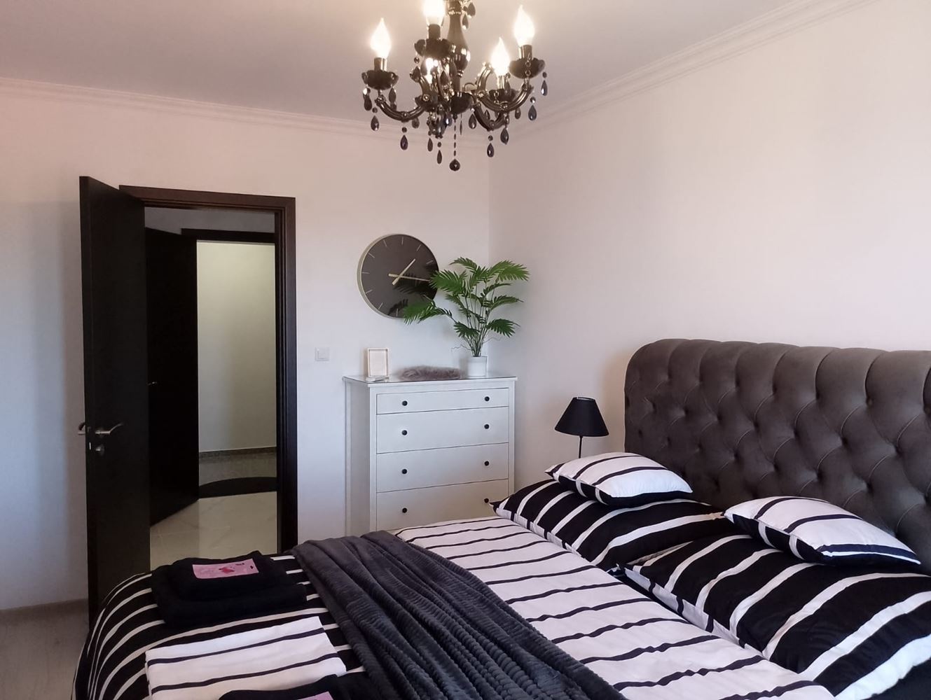 Luxusní třípokojový byt s panoramatickým výhledem na moře a hory v exkluzivním komplexu ve Sveti Vlasu