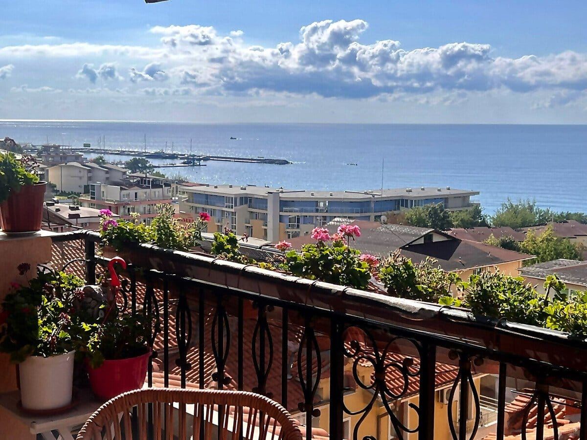 Komfortní mezonetový apartmán se dvěma ložnicemi a panoramatickým výhledem na moře ve Sveti Vlas – nemovitost v prestižní lokalitě s působivým výhledem
