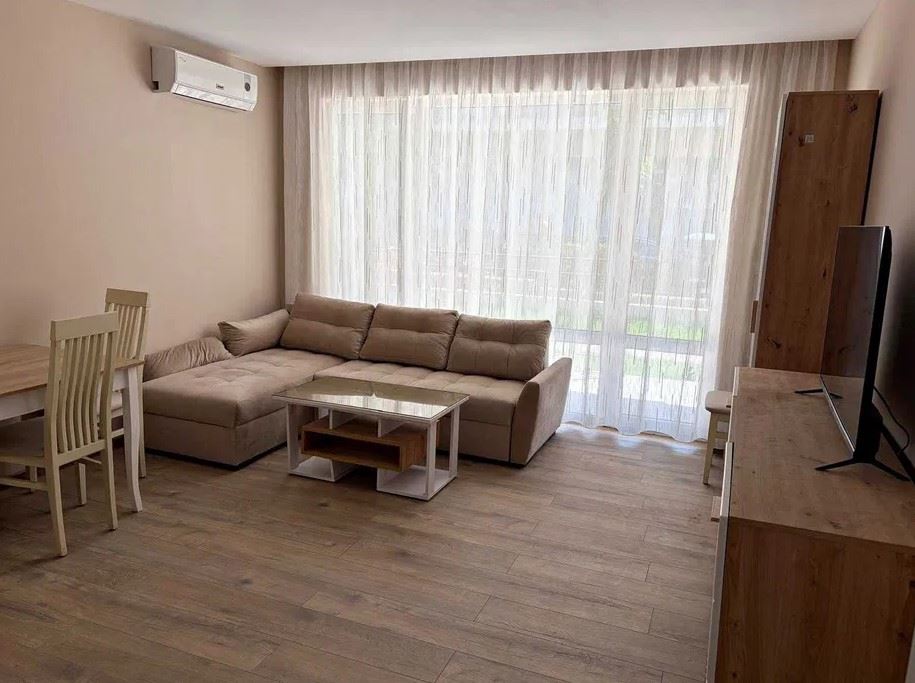Apartmán v první linii u moře v Elenite – kompletní rekonstrukce, elektřina pro běžné bydlení a přímý přístup na pláž
