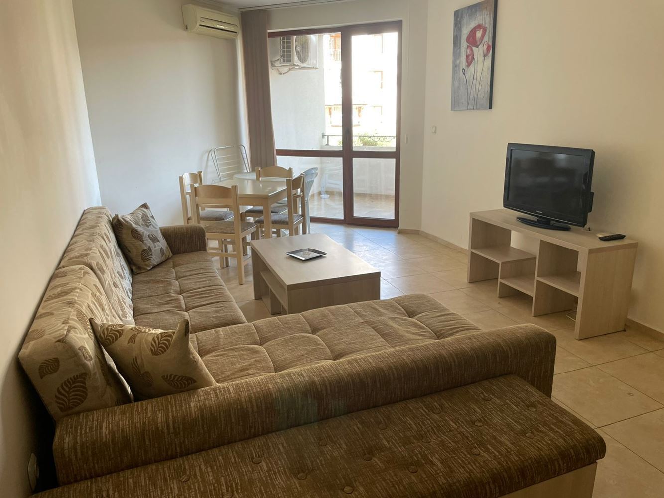 Stylový třípokojový apartmán v přízemí s výhledem na bazén – pouze 300 metrů od moře v Nesebaru