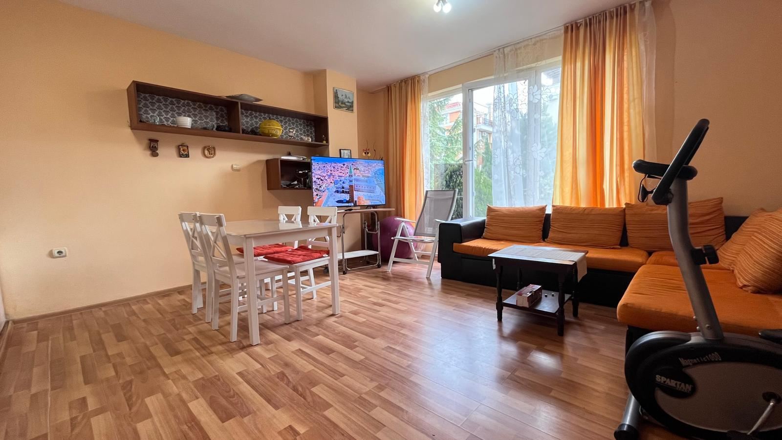 Útulný byt s jednou ložnicí a přímým vstupem do zahrady v srdci Ravdy