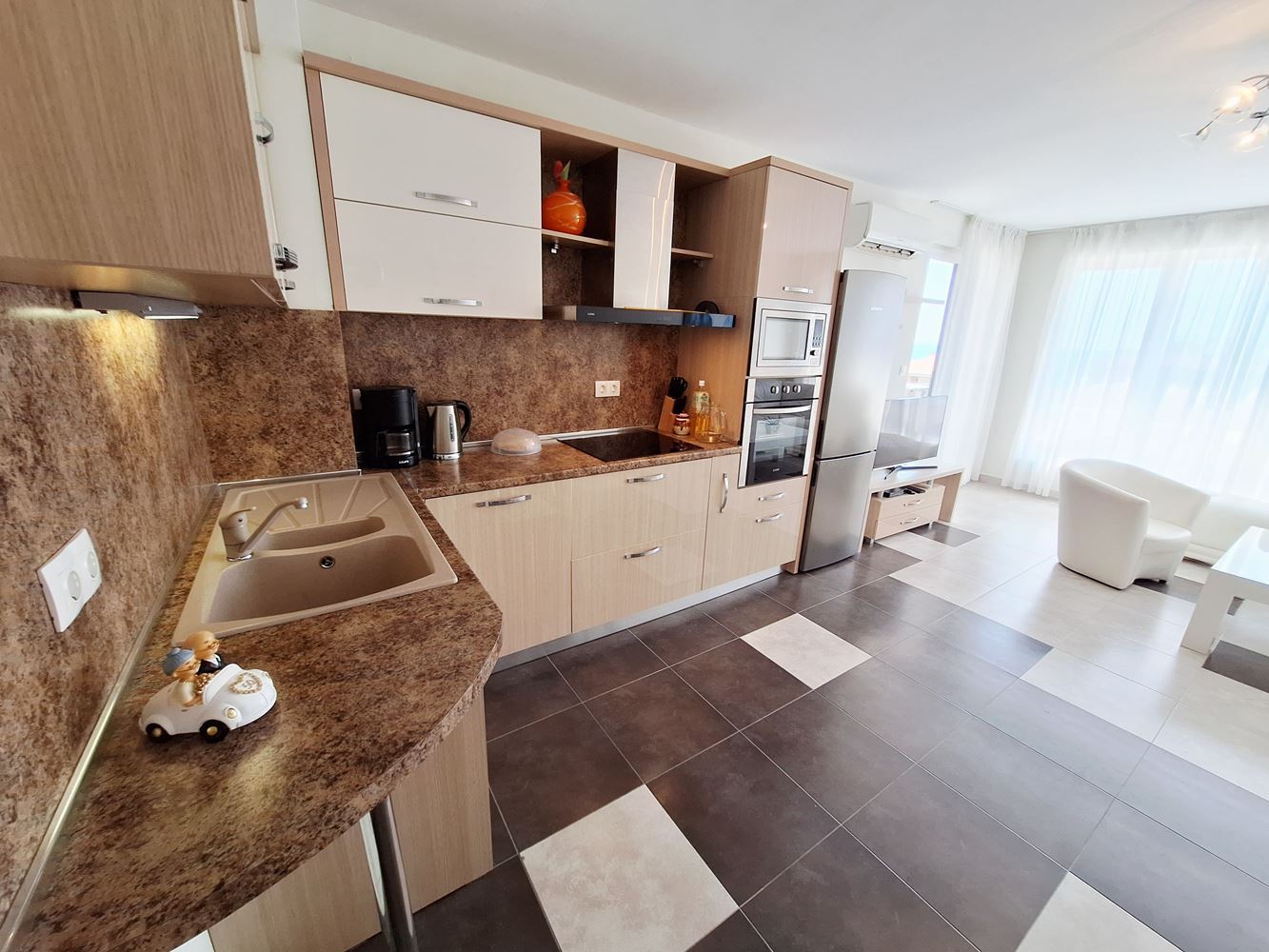 Prostorný apartmán se dvěma ložnicemi a parkovacím místem 200 metrů od moře ve Sveti Vlas