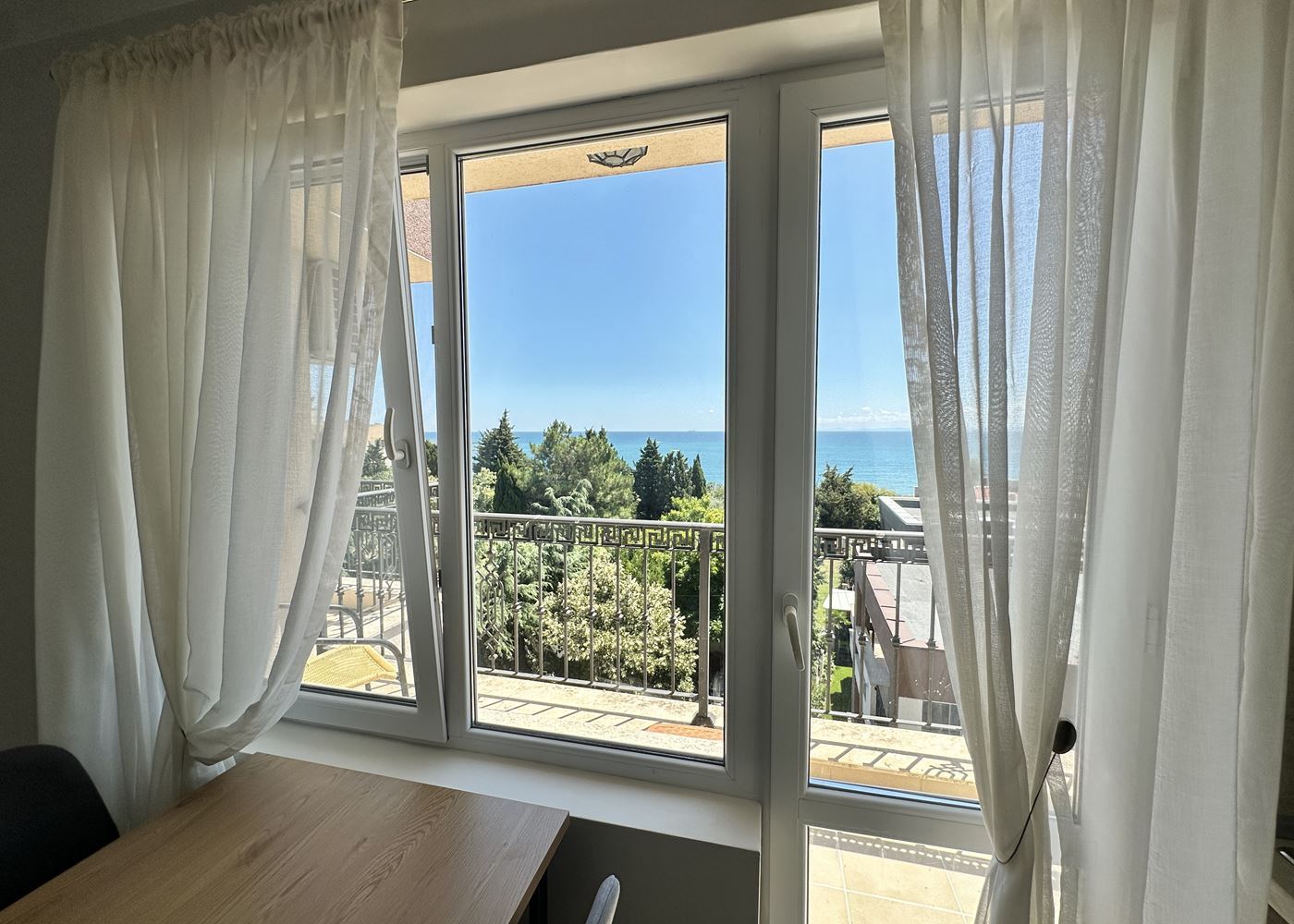 Byt s jednou ložnicí v první linii s panoramatickým výhledem na moře v Nesebaru