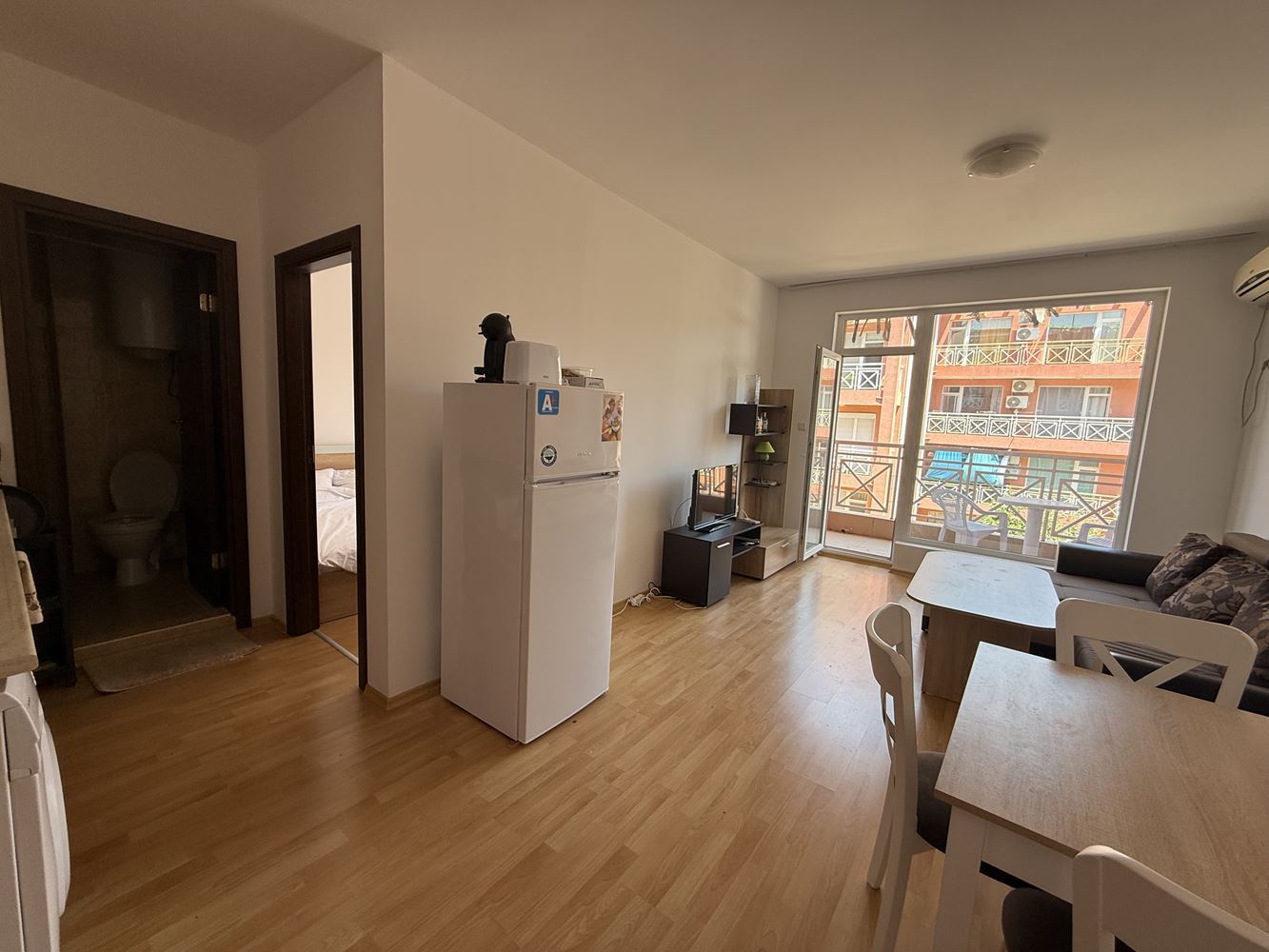 Zařízený byt s jednou ložnicí s výhledem na bazén ve Slunečném pobřeží