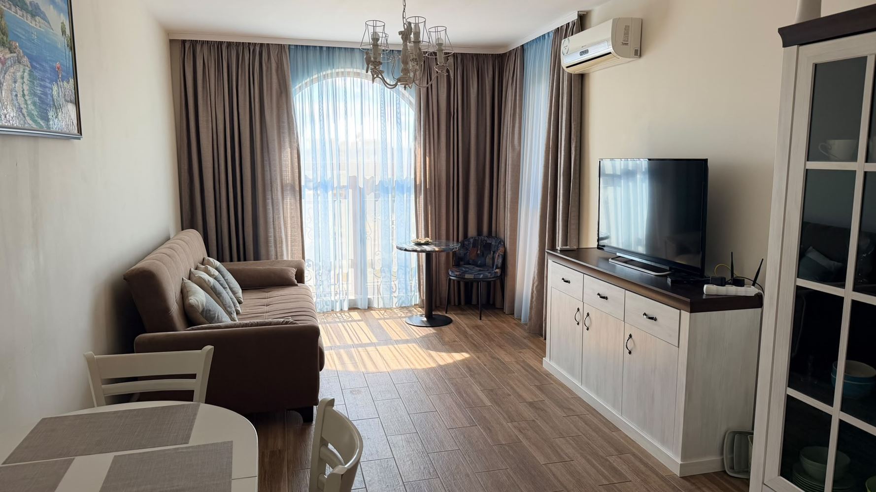 Dvouložnicový apartmán s panoramatickým výhledem, jen krok od moře v Ravdě