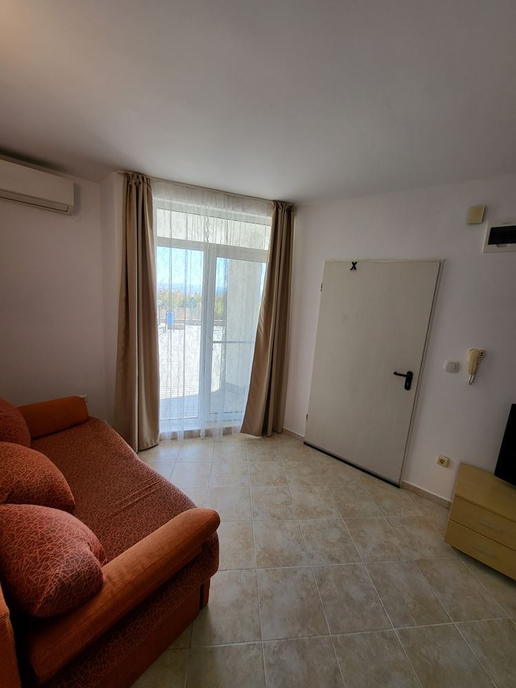Malý apartmán s jednou ložnicí a přímým vstupem k bazénu – útulná nemovitost v komplexu s rozsáhlou infrastrukturou nedaleko Slunečného pobřeží
