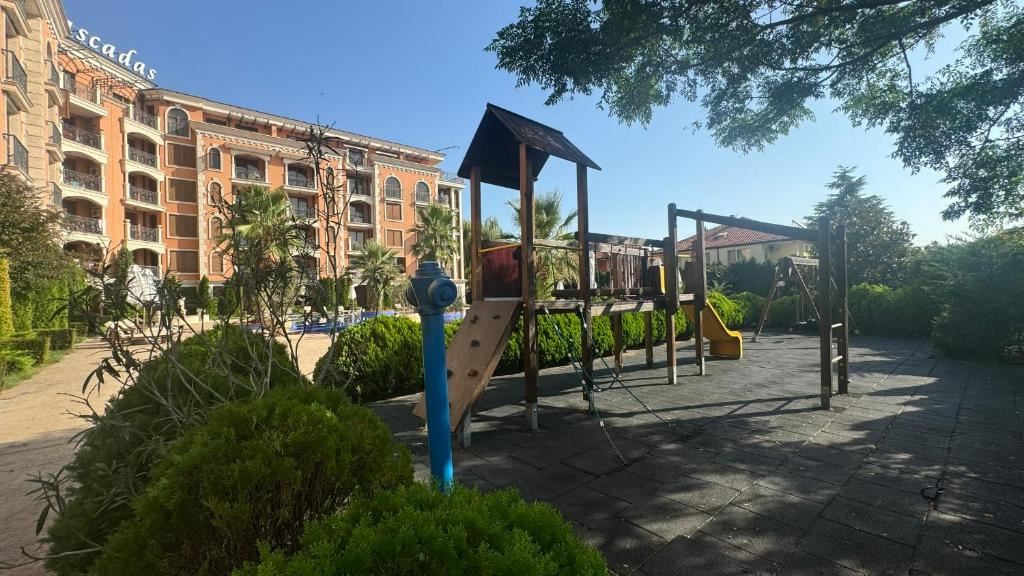 Krásný apartmán s jednou ložnicí v Ravdě s bazény a výborným vybavením – ideální pro dovolenou i investici