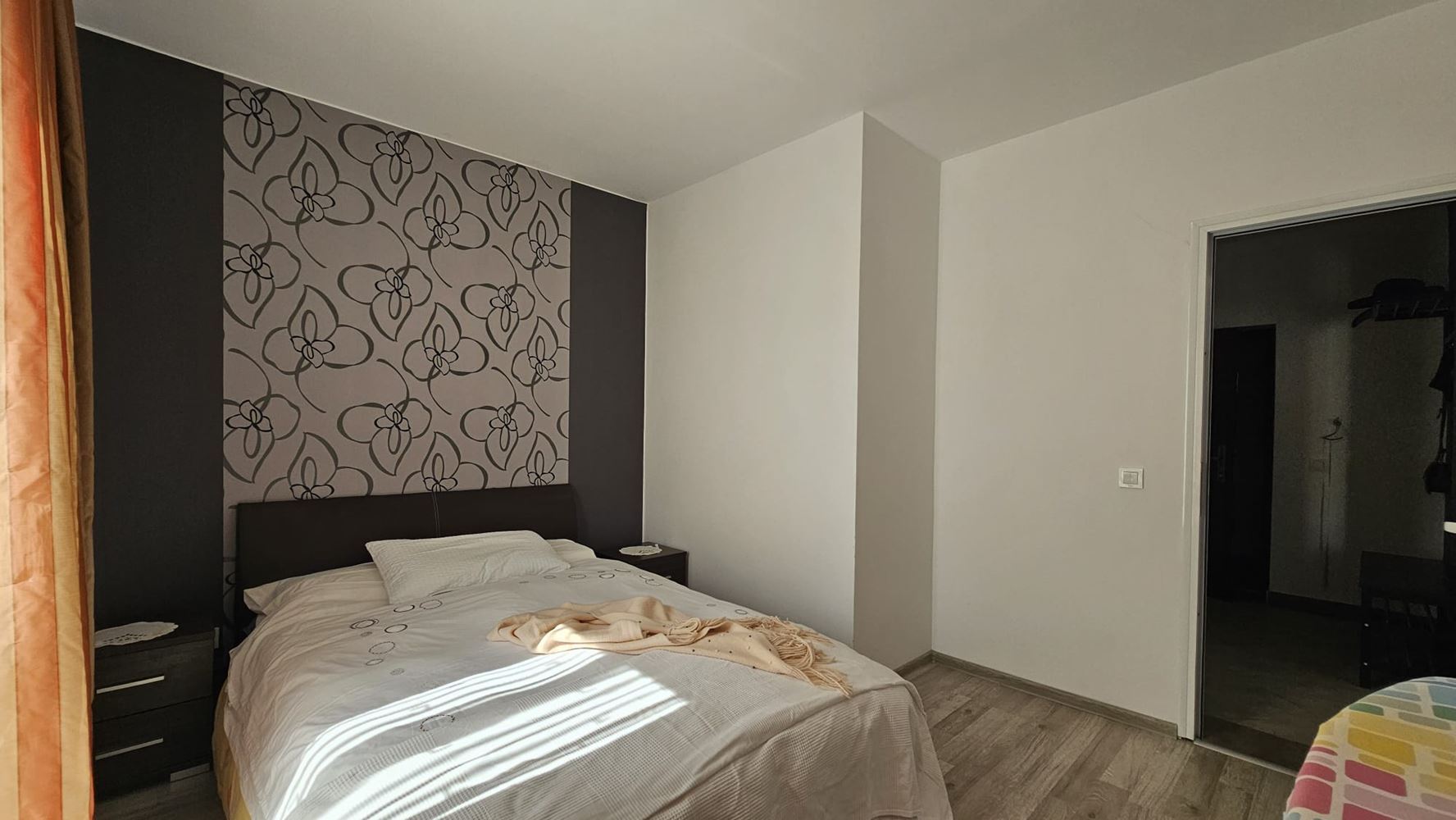 Výborný apartmán s jednou ložnicí s nízkým poplatkem za údržbu na Slunečném pobřeží – připraven k nastěhování