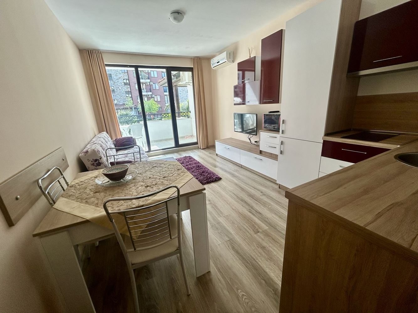 Komfortní 2+kk apartmán s přímým vstupem k bazénu v Nesebaru – mimořádně praktická nabídka