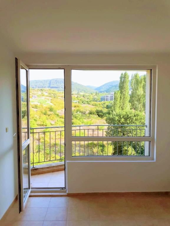 Prostorný apartmán se dvěma ložnicemi a panoramatickým výhledem na moře ve Svatém Vlasu – komfort, klid a výborná lokalita