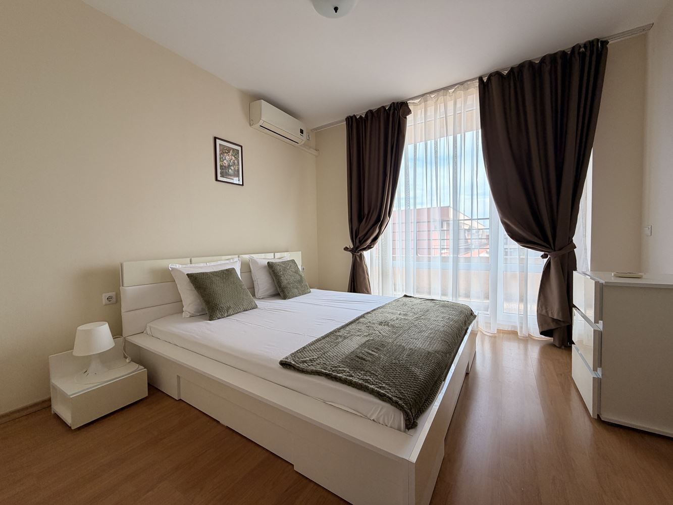 Prostorný apartmán se dvěma ložnicemi ve Slunečném pobřeží – panoramatický výhled a klidná lokalita