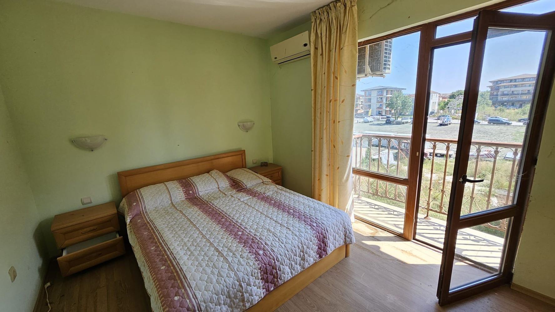Dvoupokojový apartmán s jednou ložnicí v Primorsku s Aktem 16 – bazén, uzavřený komplex a pláž v docházkové vzdálenosti