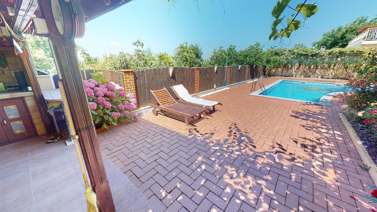 Třípatrový dům s bazénem a panoramatickým výhledem – jen 3 km od Sunny Beach