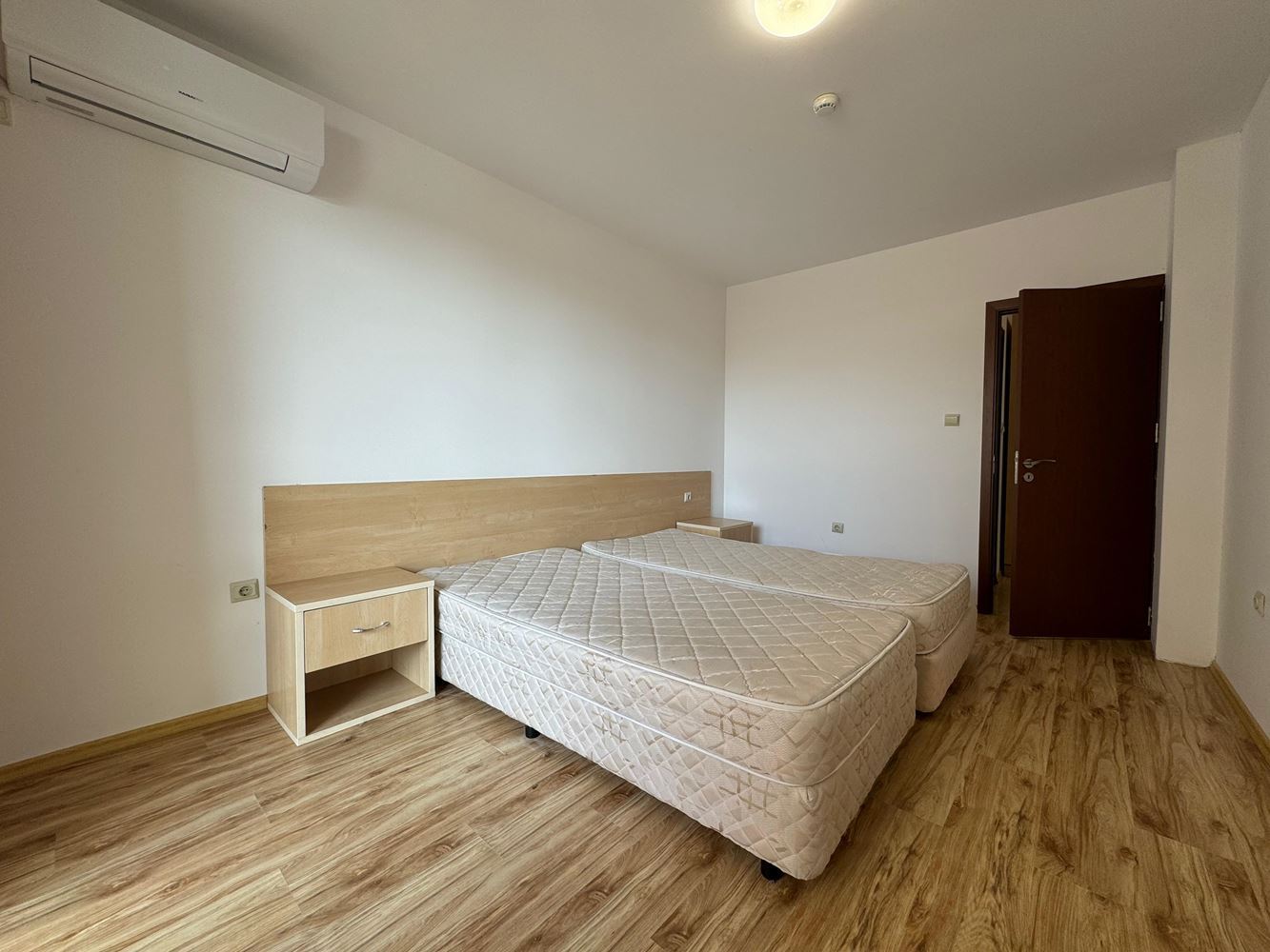 Jednopokojový apartmán s výhledem na bazén na okraji Slunečného pobřeží – klid, příroda a celoroční komfort