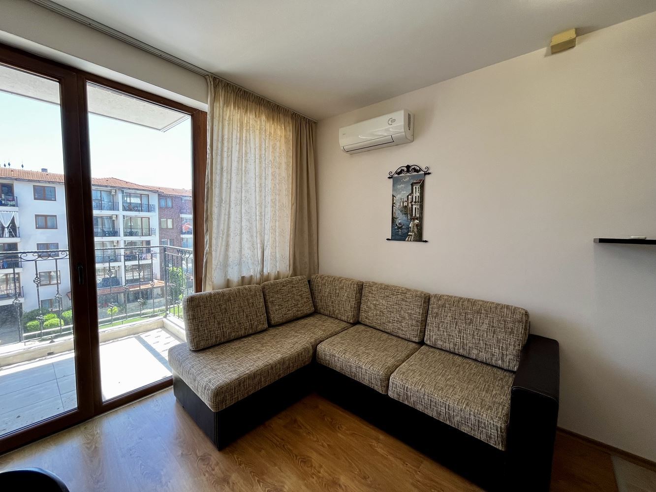Mořský komfort a klid v blízkosti Nesebaru! Zařízený apartmán s jednou ložnicí s výhledem na bazén v luxusním uzavřeném komplexu