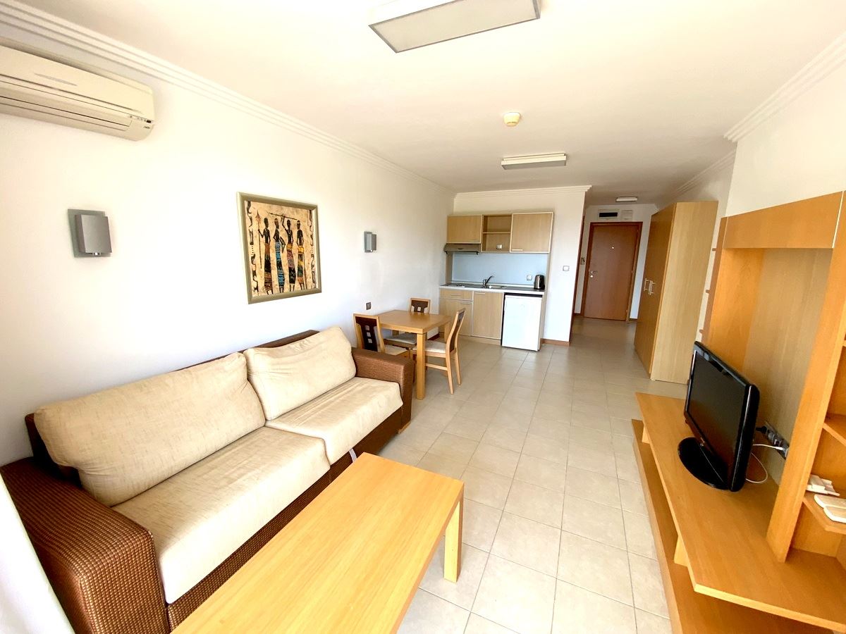 Dvoupokojový byt (s jednou ložnicí) v první linii u moře v Ravda – luxus, příroda a výhled na bazén