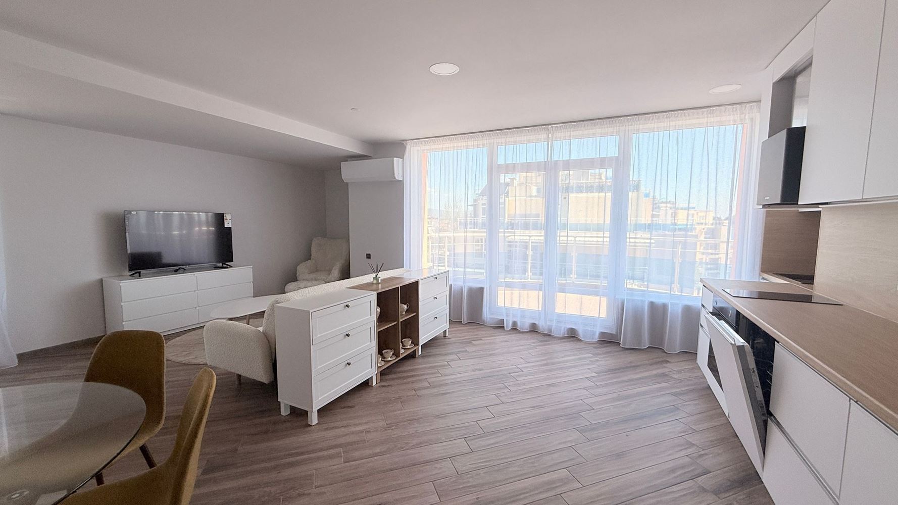 Luxusní apartmán se třemi ložnicemi na první linii v Ravdě – prostor, prestiž a úchvatné mořské panorama