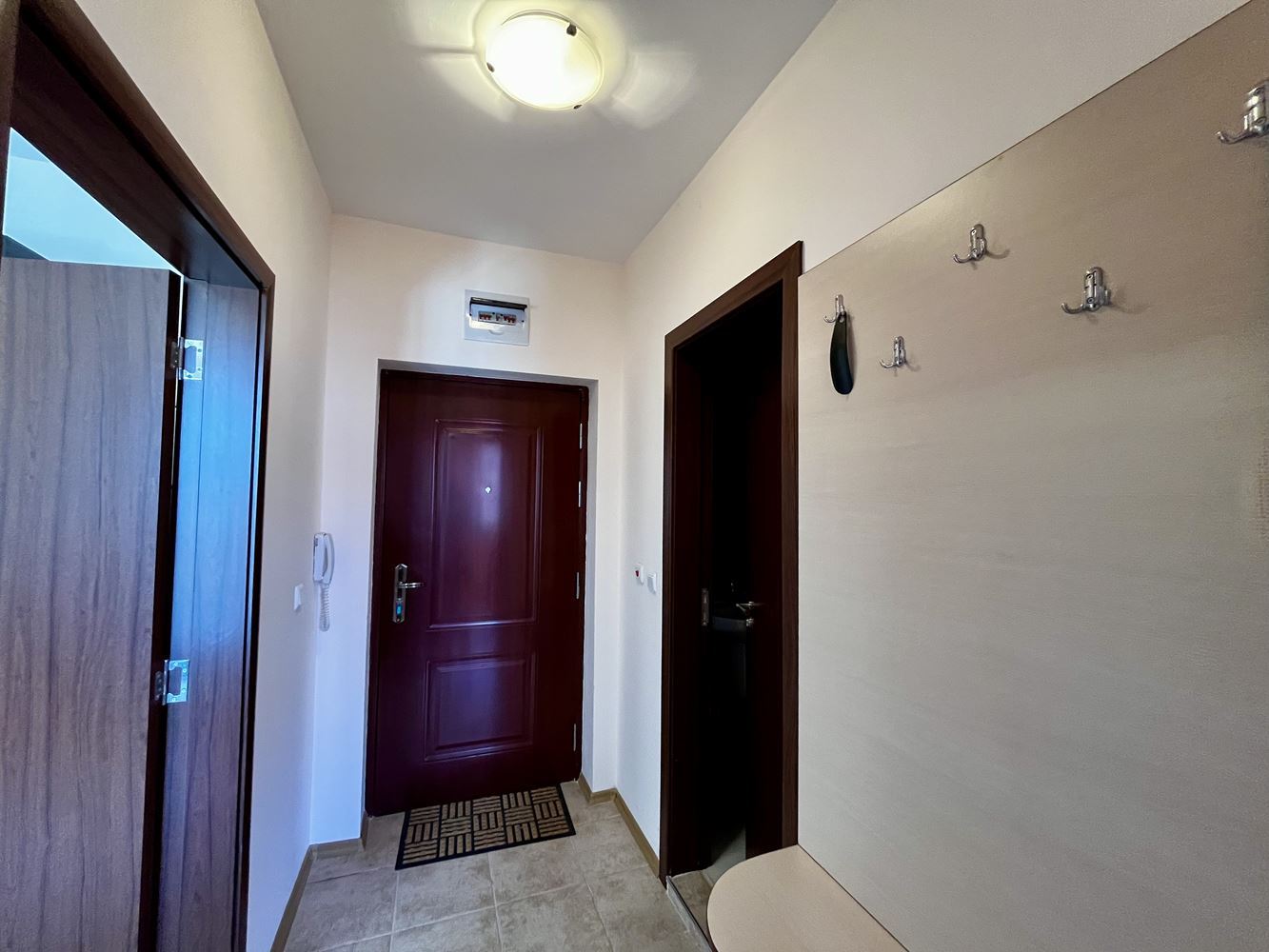 Mořský komfort a klid v blízkosti Nesebaru! Zařízený apartmán s jednou ložnicí s výhledem na bazén v luxusním uzavřeném komplexu